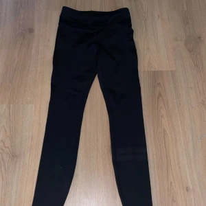Svarta leggings från Stronger, S - Svarta leggings från Stronger i storlek S, skulle säga att de passar XS oxå. Knappt använda men hör av er om ni har några frågor💕