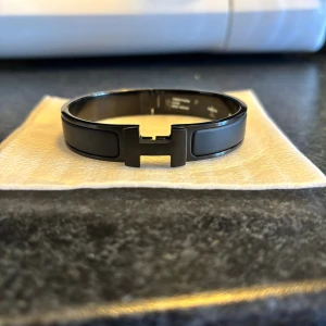 Svart H armband - Svart H armband utan box helt nytt! Finns 2 inne!