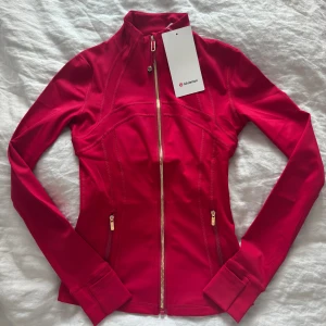 Lululemon define jacket - Röd/gold zipper lululemon define jacket i regular size 2. Helt ny och oanvänd