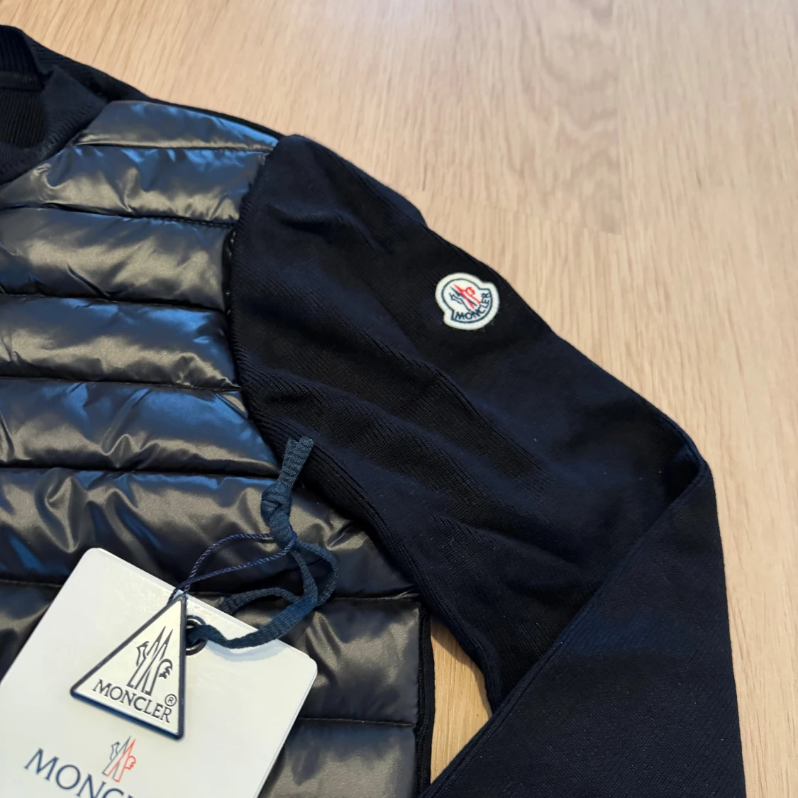 Svart quiltad pufferjacka från Moncler - 1