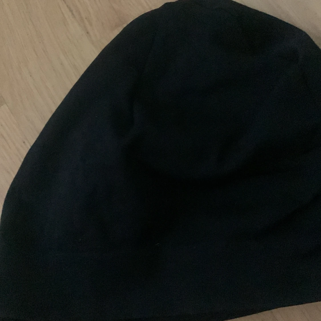 Svart mössa Starlight med röd logga - 2