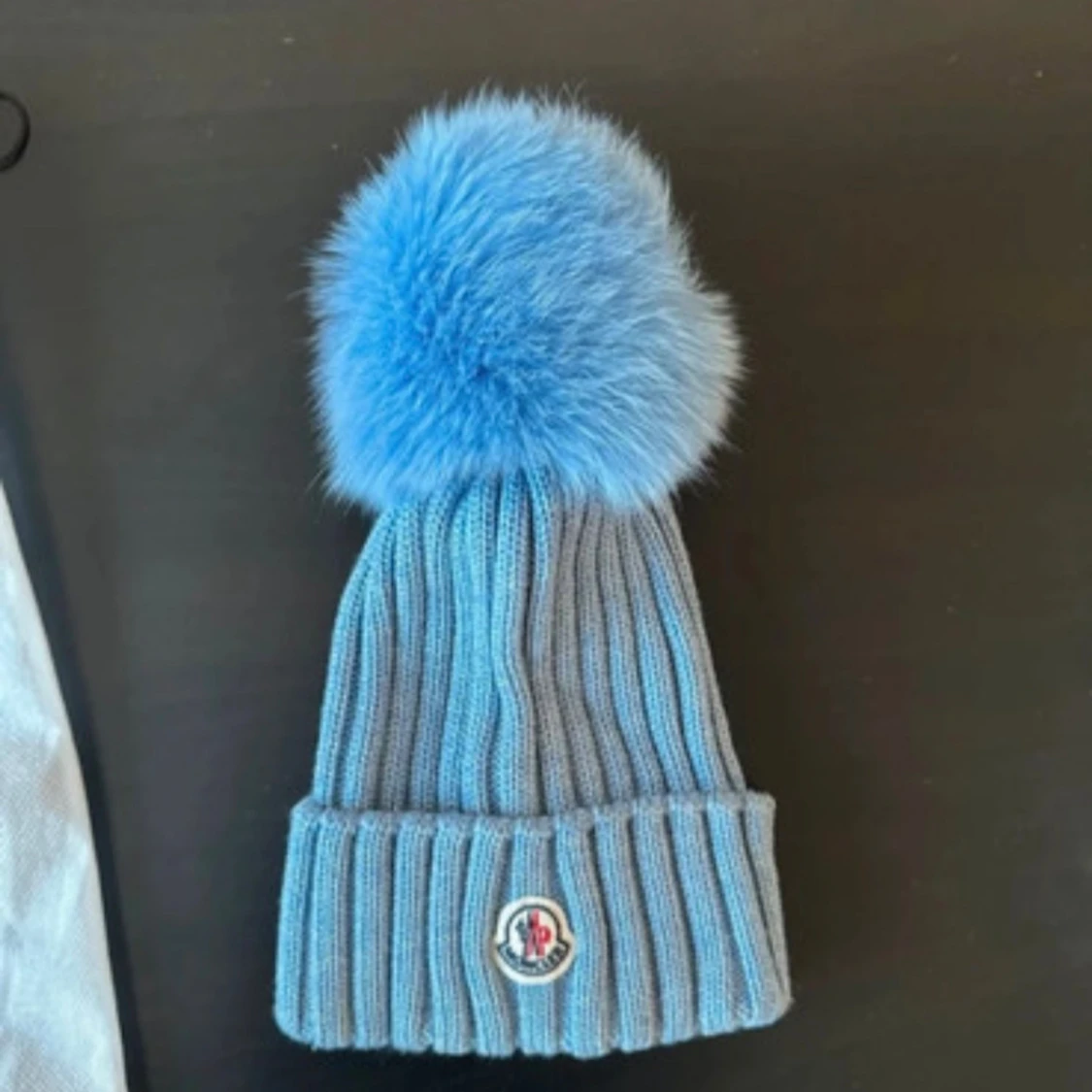 Blå Moncler mössa med pälsboll - 1