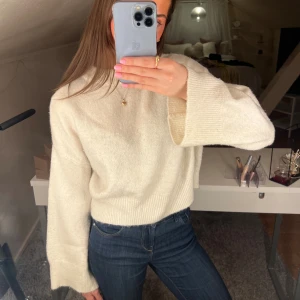 Stickad tröja - En jättefin vit stickad tröja med stora armar. I storlek S från NA-KD💗