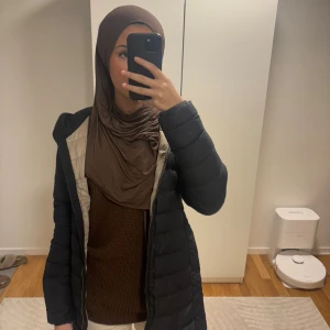 Svart lång pufferjacka med huva - Säljer en svart lång pufferjacka från Parajumpers med huva och dragkedja framtill. Jackan har quiltad design och en patch på ena ärmen. Perfekt för kalla dagar och riktigt snygg passform. Säljer för att den inte kommer till någon användning längre. Säljs för 2200 däremot så kan pris diskuteras.