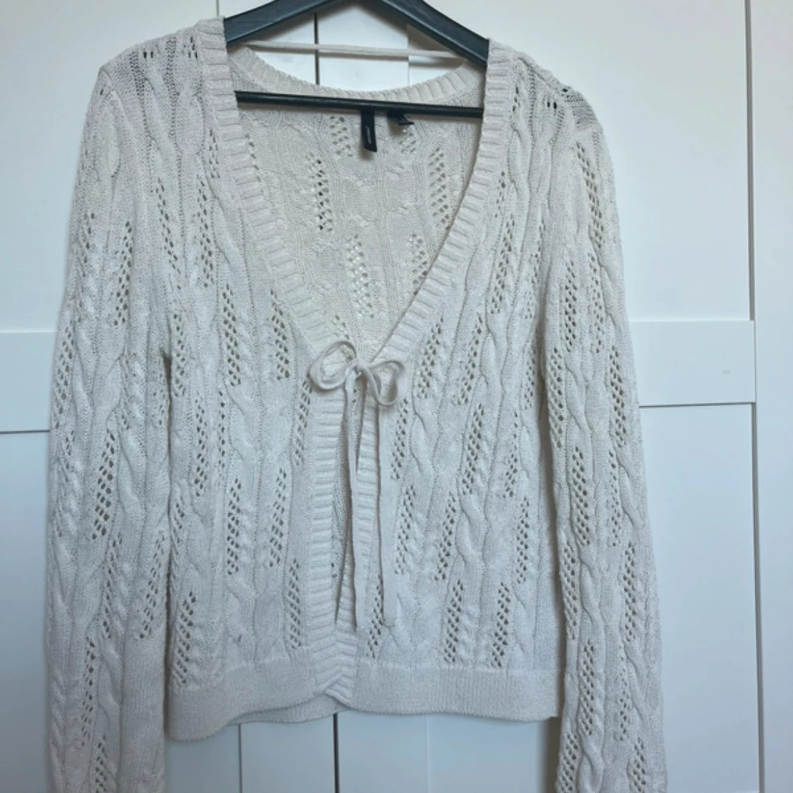 Vit stickad kofta med knyt - 2
