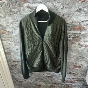 J.lindeberg Cardigan - Bra skick, trasig dragkedja på ena fickan. Storlek XL sitter typ L/XL, passar dig som är mellan 185-195cm ungefär. Nypris ca 4000kr. Modellen är 185 cm, 79 kg. Passar bra nu till vintern. Skriv för mer information!🤝