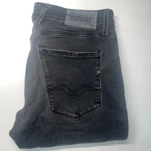 Replay jeans  - Svarta Replay jeans med slim fit. Storlekslapp saknas men bedömer till w33 L32 men utgå från måtten. Midja 42cm, längd 100cm. JAG SKICKAR EJ FLER BILDER NÄR JAG BÄR JEANSEN! för storleksguide hänvisar jag till måtten och för bättre inblick i passformen rekommenderar jag att googla på modellnamnet. kolla måtten noggrant :) OBS se defekt på sista bild. S3