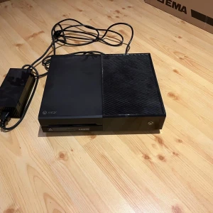 Xbox One - Xbox one. Jag har inte använt det på väldigt länge. Kan få med flertal kontroller om så önskas