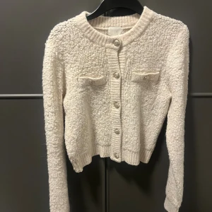 Kofta med knappar  - Superfin kofta från hm med knappar💕