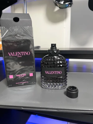 Valentino Born in Roma Intense - Valentino Uomo Born in Roma Intense Eau de Parfum, 100 ml. Snygg flaska med modern vibe och rosa detaljer. Perfekt för dig som vill sticka ut med en exklusiv doft från ett ikoniskt modehus.