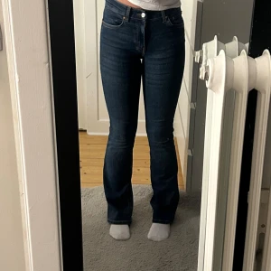 Mörkblå bootcut jeans från Gina tricot - Snygga mörkblå jeans från Gina tricot, storlek 34! Använda fåtal gånger. De är stretchiga och sköna! Nypris 400