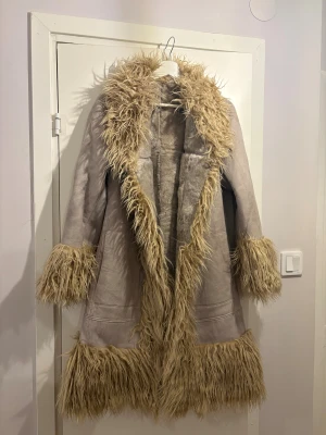 Äkta afghan coat - Trendig äkta afghan coat köpt i Afghanistan. Aldrig använt tidigare. Äkta mocka och get ”päls”/”ull”. Jackan är handgjord och skräddarsydd till min storlek, därför är jag osäker på storlek men jag har oftast storlek S/M. 