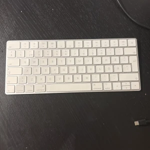 Apple Magic Keyboard - Prisa ej hugget i sten Snygg och tunn Apple Magic Keyboard med nordisk layout. Tangenterna är rena och i gott skick, inga synliga repor eller skador. Perfekt för Mac-användare som vill ha ett trådlöst och stilrent tangentbord till sin arbetsplats. 