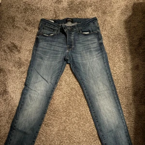 Slim Glenn jeans från Jack & Jones - Snygga blå jeans från Jack & Jones, modell Slim Glenn. 