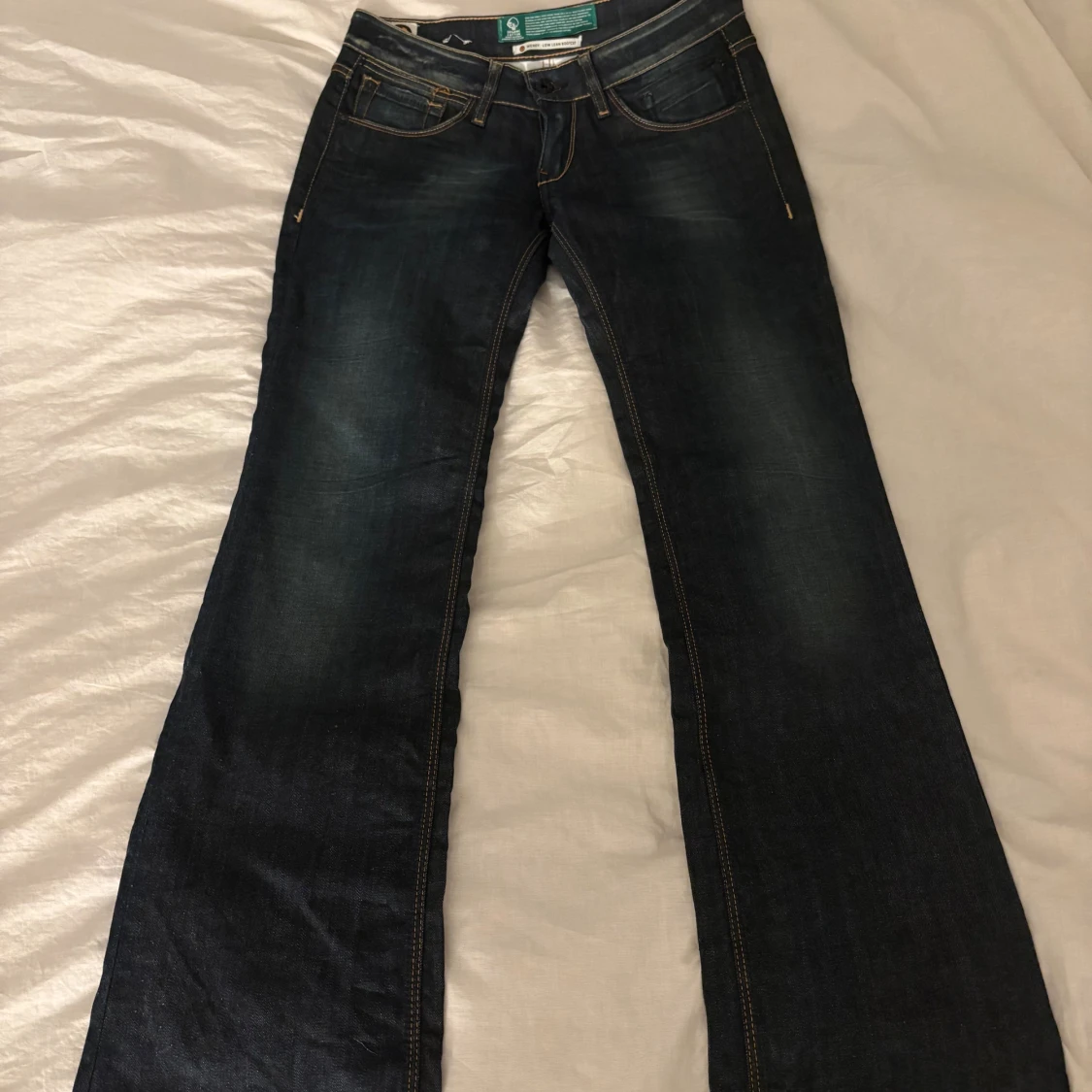 Mörkblå bootcut jeans