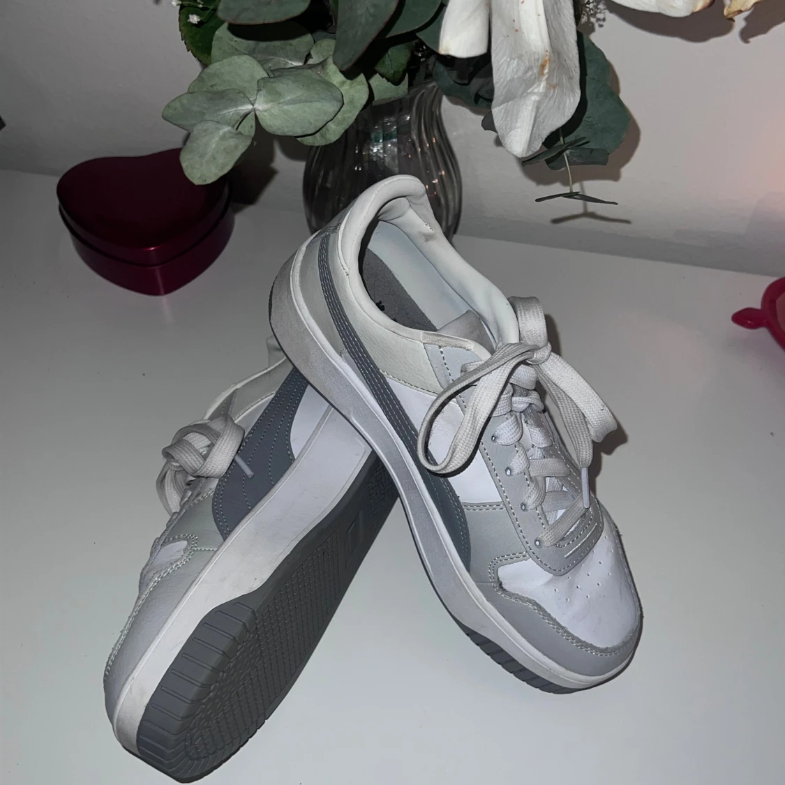 Vita och grå sneakers från Puma