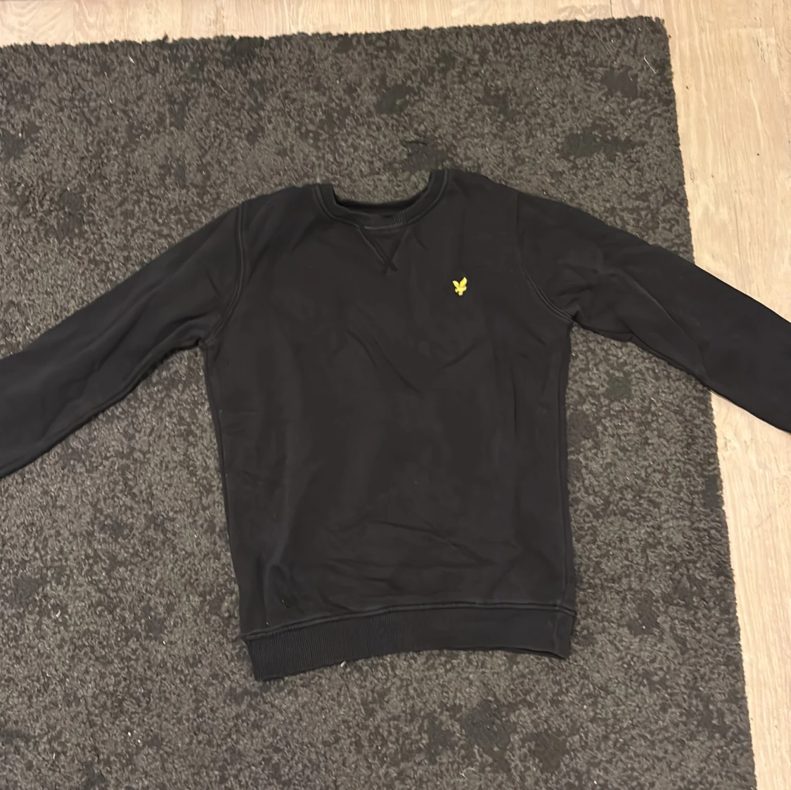 Svart sweatshirt från Lyle & Scott