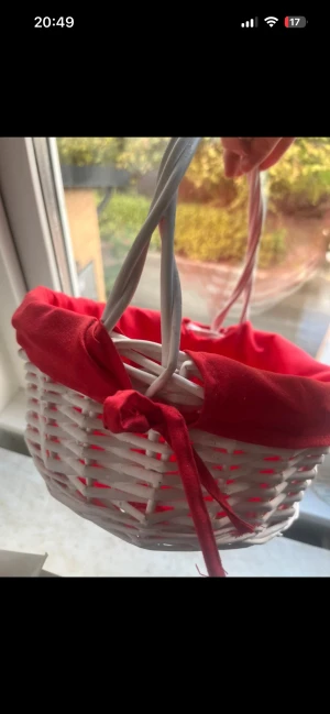 Korg  - Superfin ny kort har legat i källaren så behöver tvättas utöver det är den hel och fin 