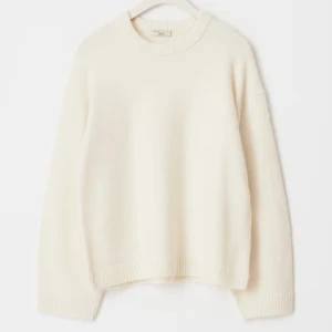 Vit stickad tröja från GINA TRICOT - as snygg vit stickad tröja från Gina som ej andvänds längre. Lite nopprig men inget märkvärdigt 🩷🩷 