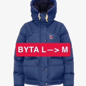 Fjällräven expedition light mörkblå - Den var lite stor för mig, vill byta till en stl M, kan tänka mig andra färger också sålänge de är en M!!🤍Min jacka har inga skador och är i toppenskick, köpt förra året! Kan eventuellt sälja också🤍