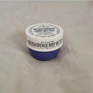 Delicia Drench Body Butter Sol de Janeiro Cheirosa 59 - Jag säljer en Sol de Janeiro Delicia Drench Body Butter. Innehåller Cheirosa 59-doft och är 25 ml. Den är varken använd eller öppnad, utan prislapp! Minns inte exakt, men köptes runt 150 kr på antingen Kicks eller Lyko.