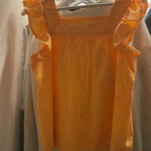 Orange topp  - Superfin orange topp är mer orange i verkligheten mer som orange/ neon orange. Aldrig använd så inga defekter. Den passar mig som vanligt viss har s i tröjor 