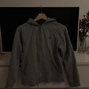 Polo Ralph Lauren zip up - Säljer mina brors Ralph lauren zip up Hoodie i storlek 14-16. Inte så använd av honom men köpt här på Plick hyfsat ny. Säljer då den inte kommer till användning.
