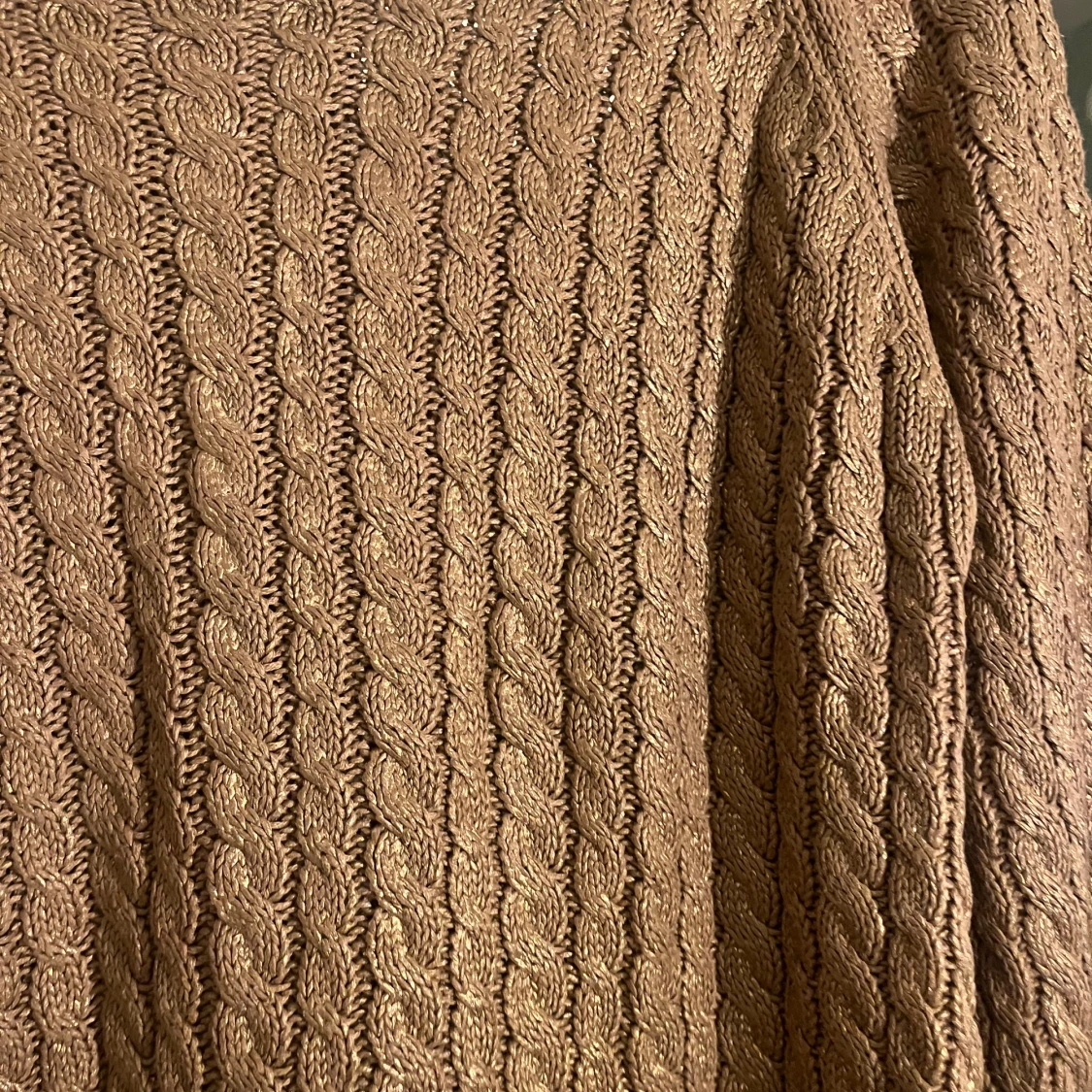 Brun stickad tröja med glitter - 1