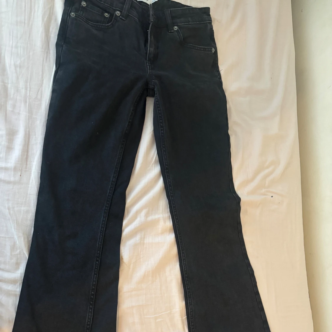Svarta bootcut jeans med fem fickor - 1