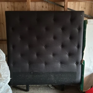 Sänggavel till 120 cm säng  - Sänggavel till 120cm säng i mycket bra skick, mörk grå/svart. Nästan ny köpt men säljer för vi inte får nån användning av den eftersom att vi nyss har flyttat. Pris kan diskuteras🥰