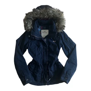 Vintage Hollister vinter Jacka M - Vintage Hollister winter jacket / parka jacka , storlek M , färg mörk blå, mycket bra skick inga defekter 