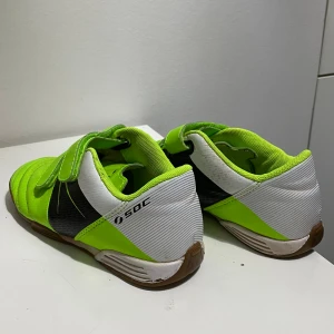 Sport skor - Sport skor till barn. Som ni ser i bilden har den lite småa fläckar och inget mer. Annars är den fortfarande bekväm och bra om man har den till sport!💕💕