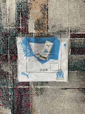 Marselie 25/26 Tröja - Säljer denna riktigt snygga tröjan för ett riktigt bra pris! Skriv till om ni är intresserade eller har några funderingar kring tröjan