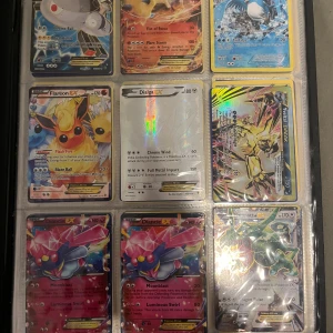 Pokémonkort samlarpärm - Fet samlarpärm fylld med Pokémonkort! Här hittar du både vanliga och exklusiva EX- och BREAK-kort, inklusive Dialga EX och Flareon EX. Perfekt för dig som vill utöka din samling eller börja spela Pokémon TCG. En grym mix av klassiska och moderna kort! Obs kan sälja separata kort
