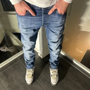 Jack & Jones jeans -  Blå Jack & Jones jeans - Slim/Glenn - W29 L32 Skick 7/10 - Hör av er vid minsta fundering!