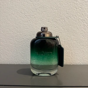 Coach green - Coach green är en fräsch, grön energisk doft med noter av kiwi, bergamott och trä, modern och perfekt för vardagsbruk. Finns som tester i 2 ml, 5 ml och 10 ml. 20kr för 2 ml, 40kr för 5 ml och 79kr för 10 ml.