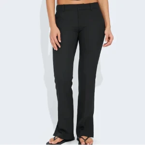 Lågmidjade kostymbyxor  - Säljer ett par lågmidjade kostymbyxor från Bikbik. Använt kanske 1 gång då dom är försmå för mig!Storlek:34