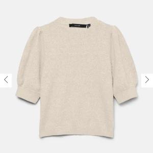 Beige stickad tröja från Vero Moda  - Superfin beige stickad tröja från Vero Moda med puffiga halvlånga ärmar och rund halsringning. Tröjan har en mjuk känsla och ribbade muddar vid ärmslut och nederkant. Skulle säga den är mer som en M än XL. Säljer då den inte kommer till användning , men är i ett fint skick💕