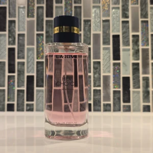 La Rive Her Choice EdP 100ml - La Rive Her Choice Eau de Parfum för kvinnor. Snygg flaska med rosa innehåll och 100 ml volym. Perfekt för dig som vill ha en fräsch och modern doft i din samling.