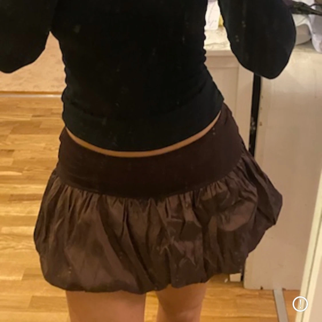 Y2k Brun mini skirt i volang med ballongform - 4