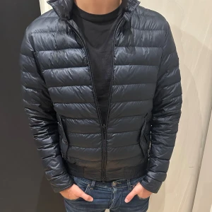 Moncler Jacka Pascal Giubbotto  - En väldigt unik moncler dunjacka med modell PASCAL GIUBBOTTO. Perfekt för vintern. Nypris cirka 13000. Mitt pris 2999. Extremt bra skick. Monclers mörkbruna märke som är mer ovanligt än det klassiska. fråga om det finns funderingar. 