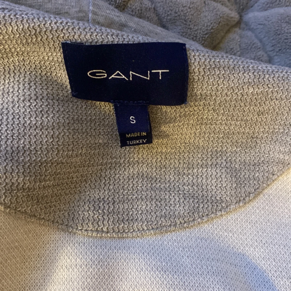 Grå hoodie från Gant med dragkedja - 3