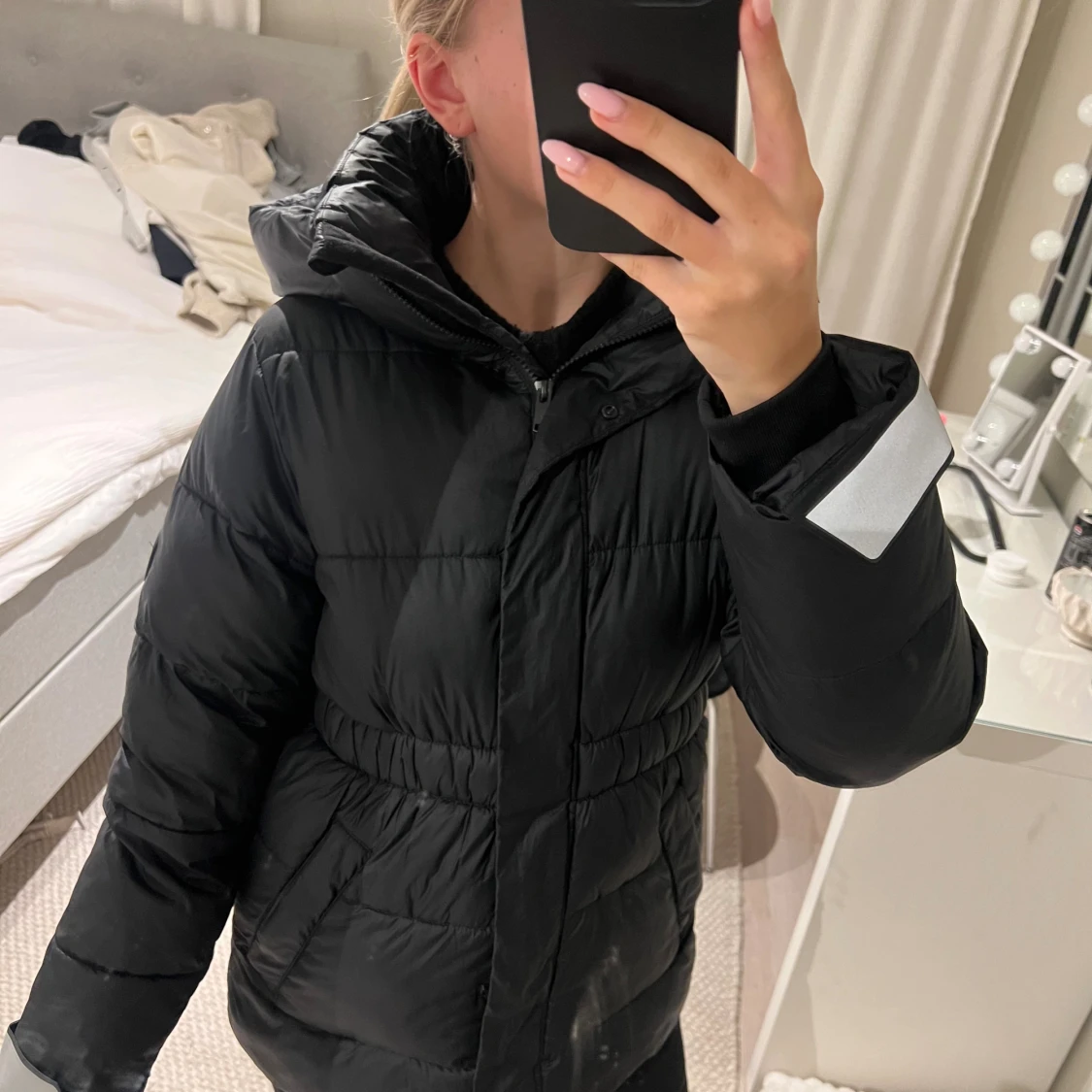 Svart pufferjacka med huva