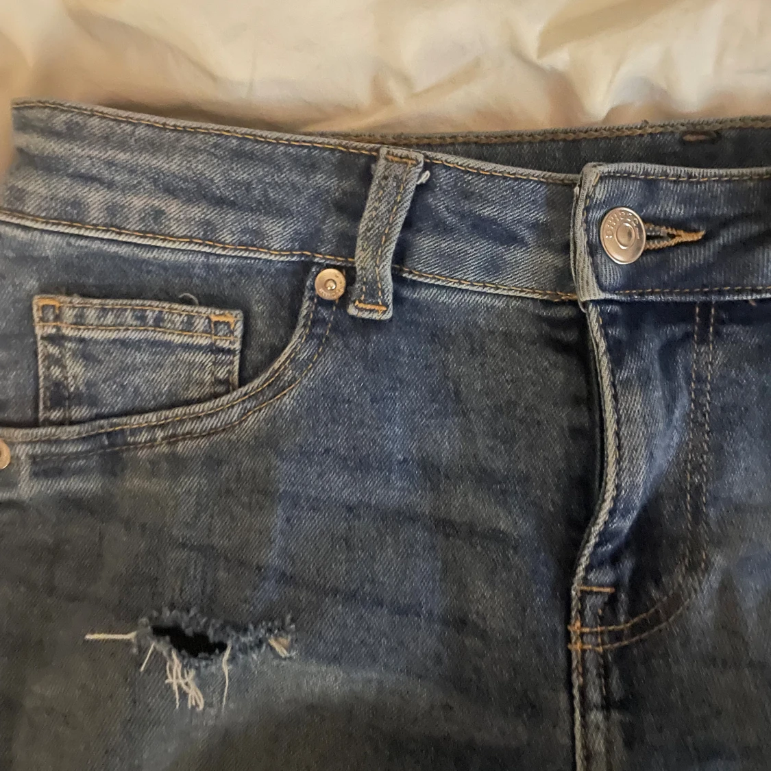 Jeans med slitningar  - 3