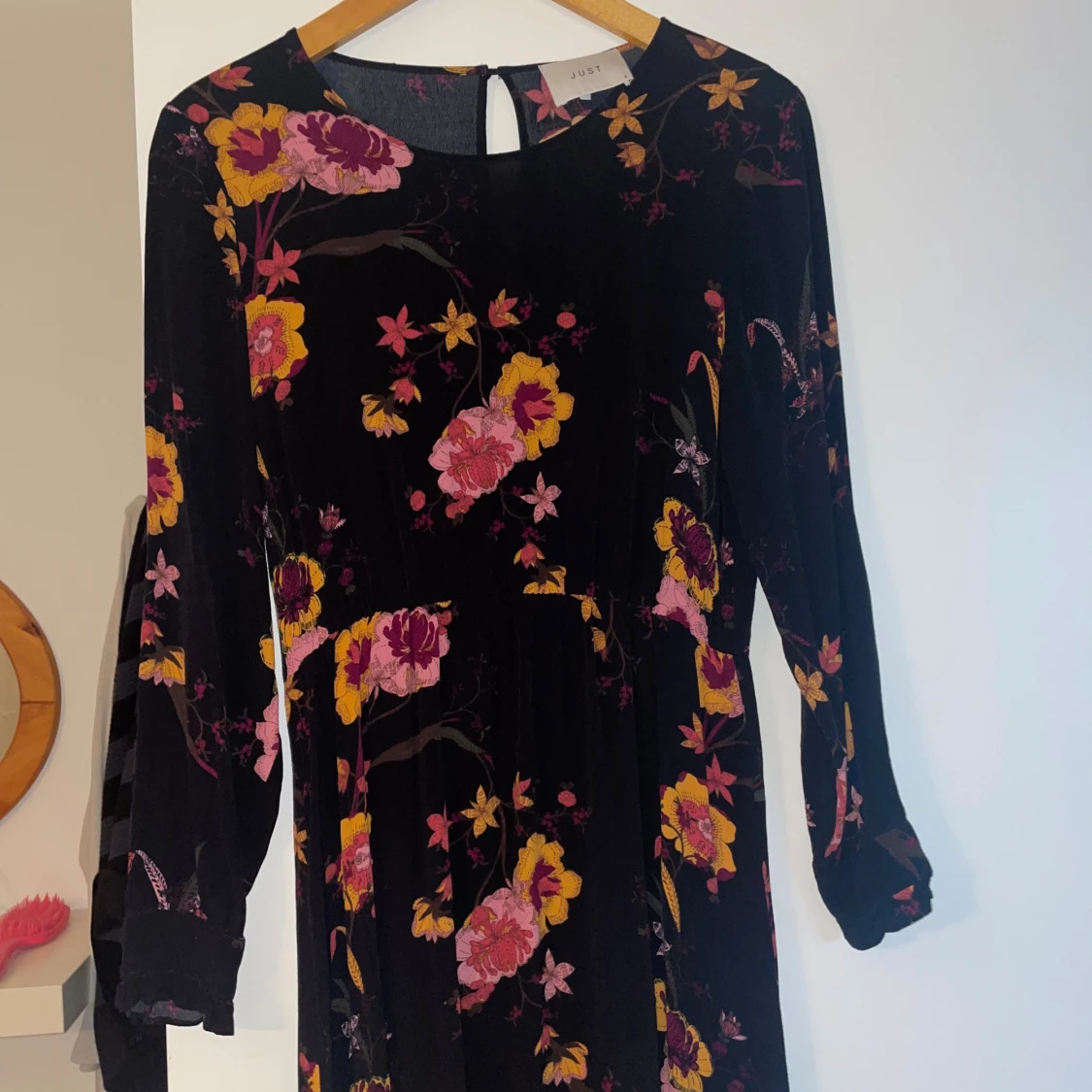 Svart långklänning med blommor från JUST - 1