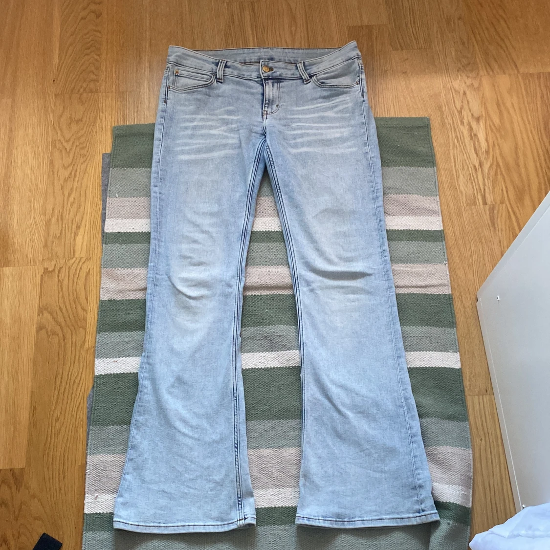 Ljusblå bootcut jeans från Cheap Monday