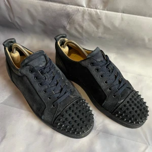 Christian Louboutin  - Sjukt feta loubs i storlek 43 inge og. Skorna är i fint skick bara en lagnings lapp i hälen som går att ta bort om man vill de. Annars jätte fina alla nitar sitter på🤩✅