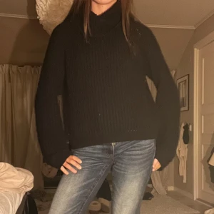 Svart stickad polo tröja  - Supermysig svart stickad polotröja. 💞 tröjan är lite nopprig men tack vare att tröjan har ett stickat mönster är det inget man tänker på   Är i 158/164 men sitter som en XS/S