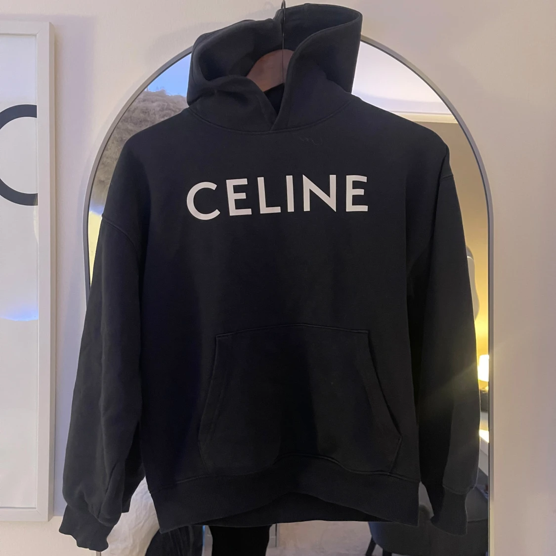 Svart hoodie från Celine med tryck