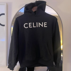 Svart hoodie från Celine med tryck - Säljer denna mörkblåa CELINE hoodie NY PRIS 8800 kr 